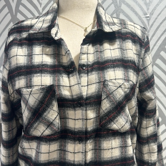 Cisono Plaid Collection women’s shacket. - Picture 2 of 9